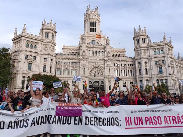 Miles de personas marchan en el Orgullo de Madrid al grito de