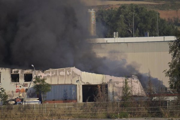 Una dotación de bomberos y dos camiones continúan trabajando para extinguir el incendio en Azuqueca de Henares