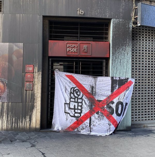 Vandalizan la sede del PSPV-PSOE en Valencia con pintura y una sábana con el logo del partido tachado