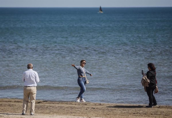 Las temperaturas altas descienden mañana en la mitad norte peninsular, con 9 CCAA en alerta por calor, lluvia y tormenta