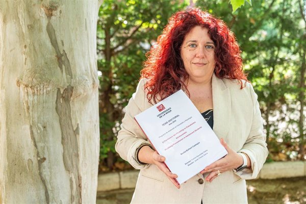 Una tesis defiende contar con estrategias educativas frente al 'phubbing', el aislamiento social por uso del móvil
