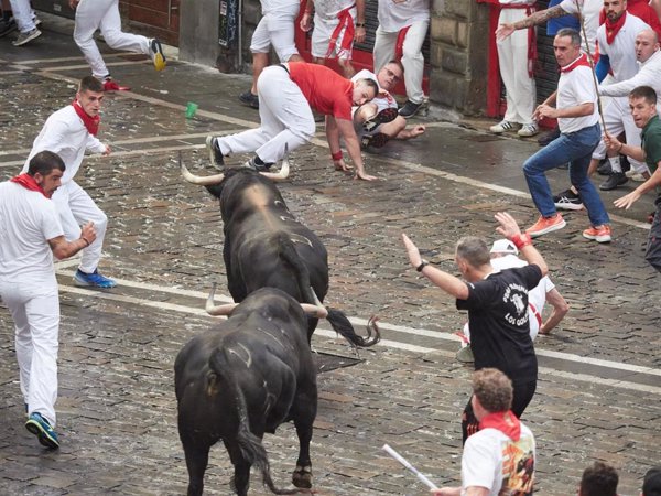Peligroso primer encierro de Sanfermines con la manada rota desde Santo Domingo