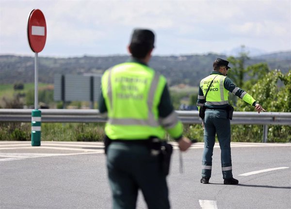 Un muerto tras la salida de vía en la A-92 en Carmona de un coche que terminó en la cuneta