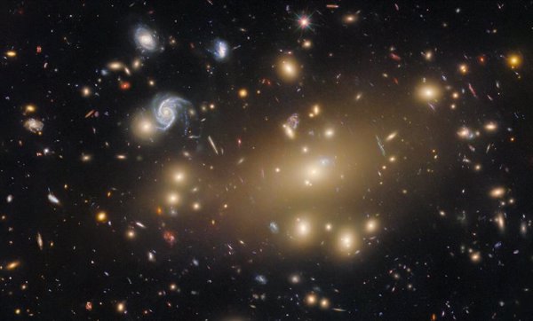 Un enorme cúmulo de galaxias que se expande en el espacio-tiempo, imagen de la semana de Hubble