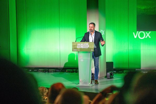 Abascal acusa a Feijóo de no querer ministros de Vox por buscar una coalición con el PSOE: 