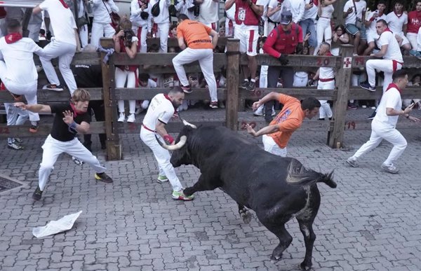 Peligroso encierro de Cebada Gago, con un toro suelto desde Estafeta