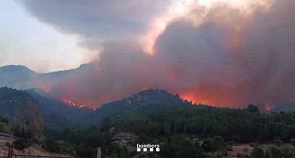 Cinco carreteras cortadas por el incendio en Paüls (Tarragona)
