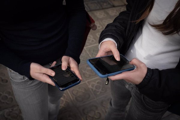 Asociaciones científicas y de la sociedad civil presentan una plataforma para abordar la hiperconexión digital
