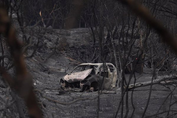 Bomberos de la Generalitat no prevén estabilizar el incendio de Tarragona hasta la noche y sigue el confinamiento