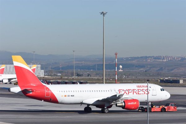 Facua denuncia a Iberia por compensar con la mitad de dinero a pasajeros afectados por 'overbooking'