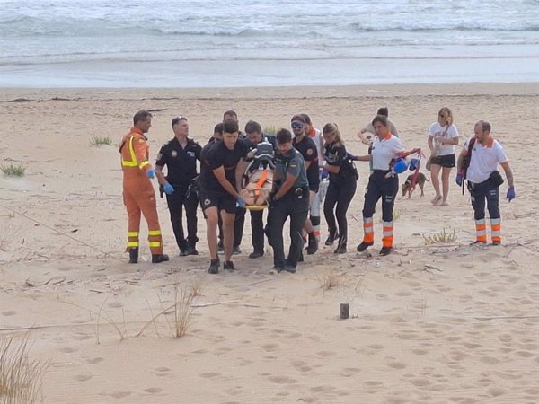 Recuperan a un hombre en parada cardiorrespiratoria por ahogamiento en una playa de Oliva (Valencia)