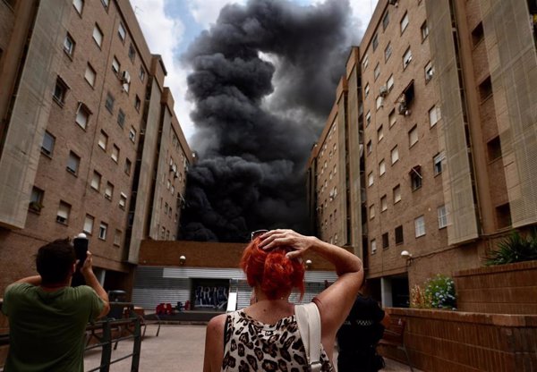 Atendidos 11 vecinos por inhalación de humo en un incendio de un local en avenida del Puerto de Valencia