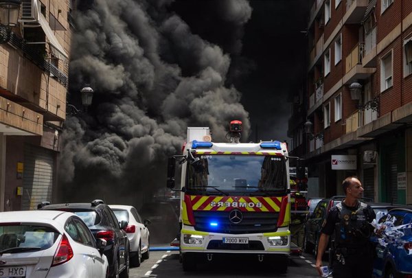 Controlado el incendio en un local comercial en la avenida del Puerto de Valencia