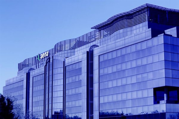 Aena ultima una subida de tarifas aéreas del 6,5% en 2026 tras una década de congelación