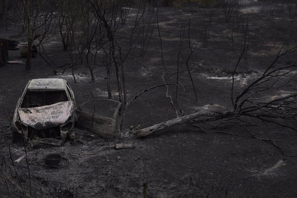 Bombers estabiliza el incendio de Paüls (Tarragona) pero mantiene un confinamiento 