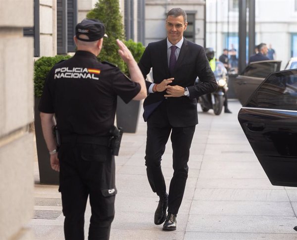 Sánchez se compromete a abolir la prostitución y la oposición le afea los casos de 