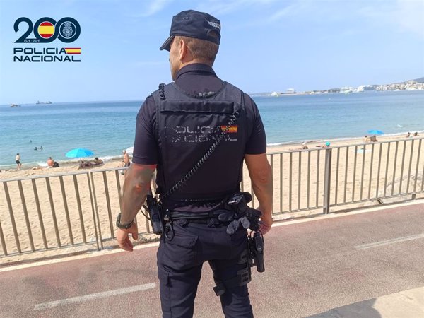 Detenidos 11 hombres sorprendidos 'in fraganti' robando en una playa de Mallorca