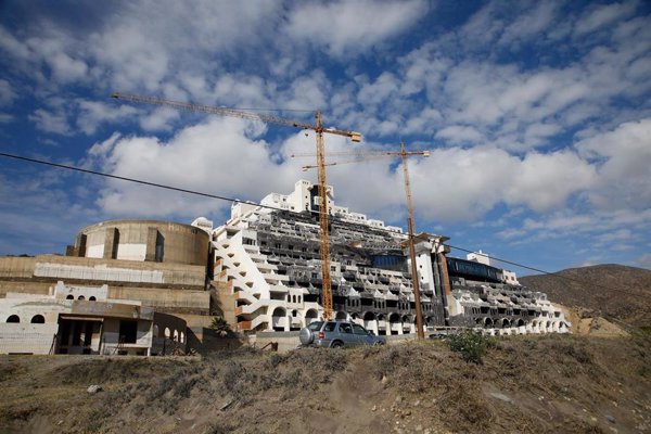 Andalucía afea a Montero que el Algarrobico 