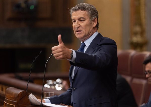 Feijóo llama 