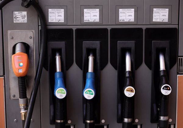 Los carburantes cortan la racha de subidas y se abaratan hasta un 0,6% esta semana