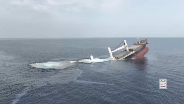La misión 'Aspides' rescata a 10 tripulantes de un carguero atacado por los hutíes en el mar Rojo