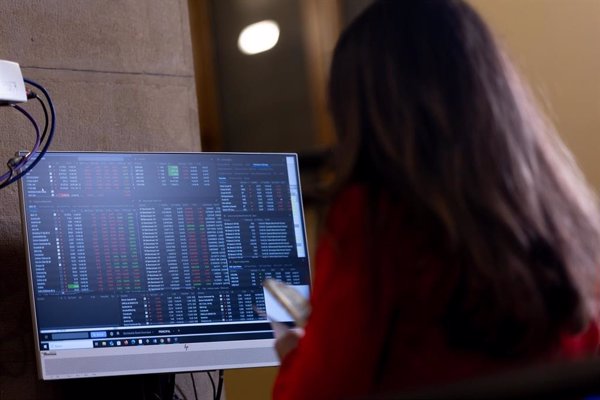 El Ibex 35 corrige un 0,7% en la media sesión, hasta los 14.150 puntos