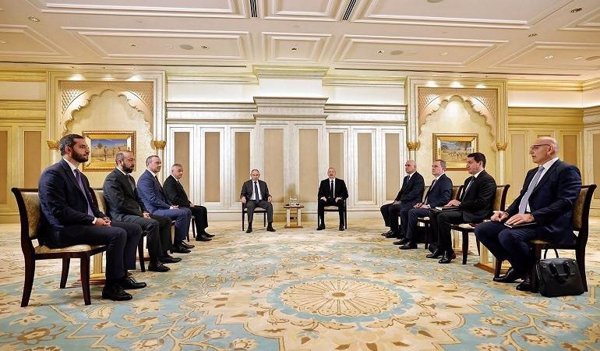 Pashinián y Aliyev tratan en EAU el proceso de paz y la 