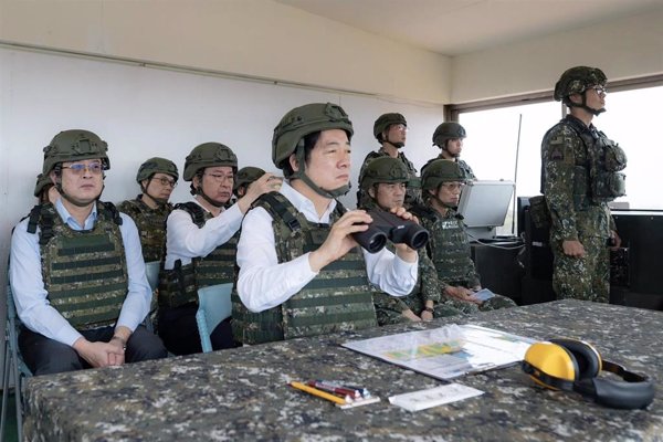 El presidente de Taiwán aboga por fortalecer la defensa durante unas maniobras con tanques fabricados en EEUU