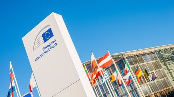 T&E denuncia que el BEI destinó 7.000 millones a proyectos de transporte contaminante