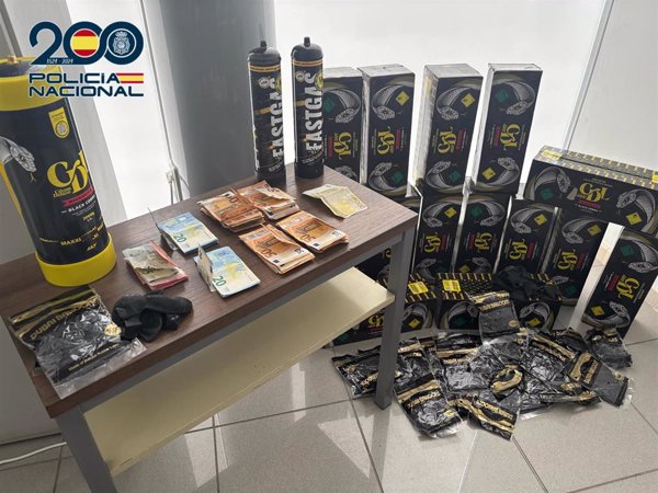Tres jóvenes detenidos con 18 botellas de gas de la risa que pretendían distribuir en fiestas de Málaga