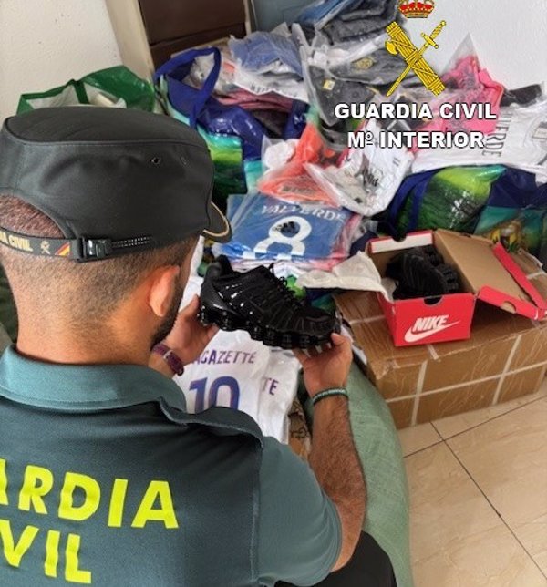 Intervenidas más de 1.900 camisetas, zapatillas, pantalones de deporte, bolsos y polos falsificados en Castellón