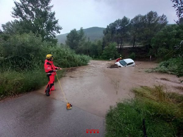 Los Bombers reciben 732 avisos por el temporal en Cataluña hasta las 16.30 horas