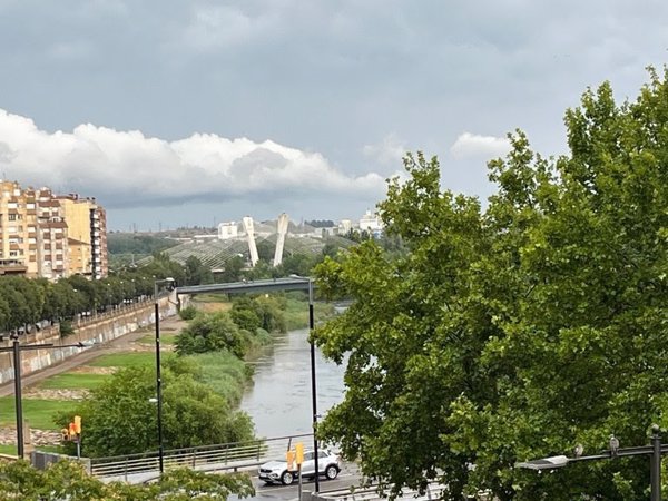 Lleida cierra las piscinas municipales y los accesos al río Segre por la crecida del caudal