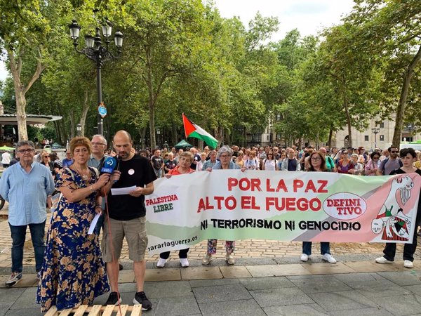 Decenas de personas se movilizan en Bilbao en homenaje a los sanitarios que