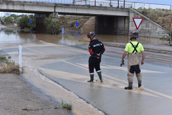 La UME continúa sus labores despejando carreteras, achicando agua y conteniendo inundaciones en Aragón