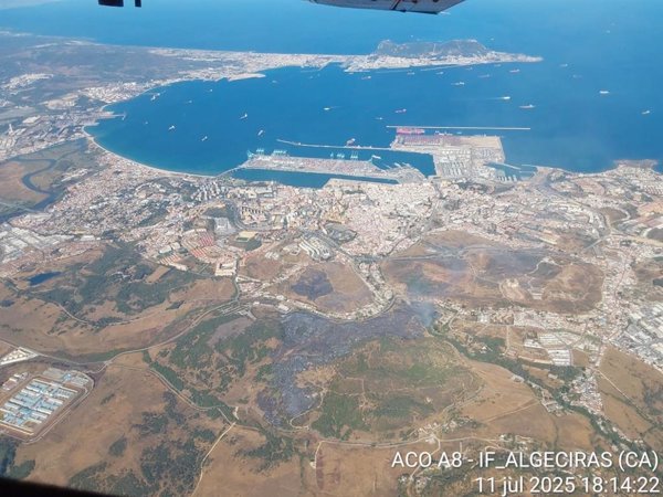 Extinguido el incendio de Algeciras (Cádiz), que obligó a interrumpir el tren y a desalojar 45 viviendas