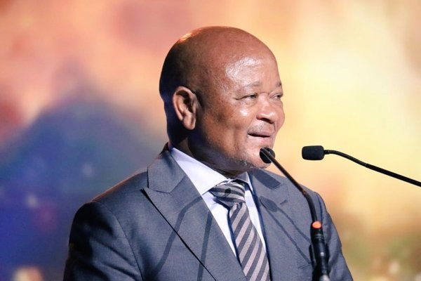 El presidente de Sudáfrica suspende al ministro de Policía ante acusaciones de corrupción