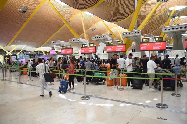 El tráfico aéreo en los aeropuertos de Aena crece un 4,7% hasta junio, con 180,9 millones de pasajeros