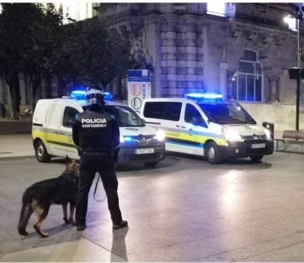 Herido al impactarle partes de un taxi y una marquesina tras chocar un conductor que huía de la Policía en zigzag