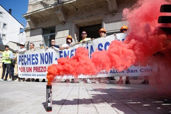 Trabajadores de Alcoa se encadenan ante la Subdelegación de Lugo para exigir una reunión de seguimiento