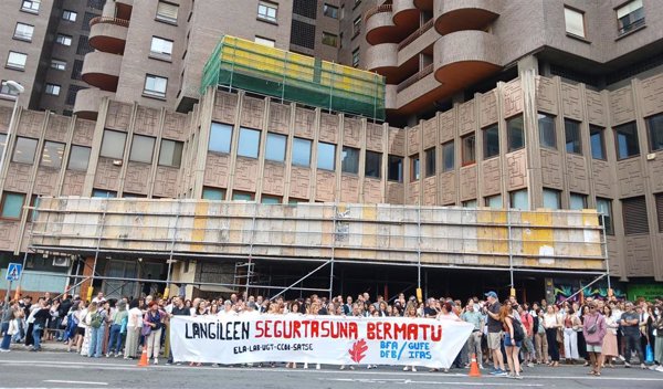 Trabajadores se concentran ante el IFAS de Vizcaya para exigir medidas tras agresión a educadora en un hogar de menores