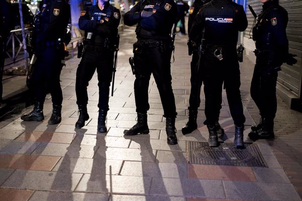 Detenido por abandonar a su hijo menor de madrugada en un coche para irse de fiesta por Lavapiés (Madrid)