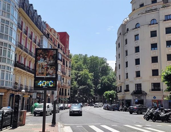 Gran parte de España estará mañana en aviso por altas temperaturas, con alertas en 34 provincias y máximas de hasta 42ºC