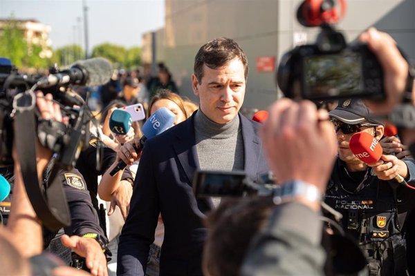 Hazte Oír pide a Exteriores que actúe para evitar la salida del hermano de Sánchez a Japón