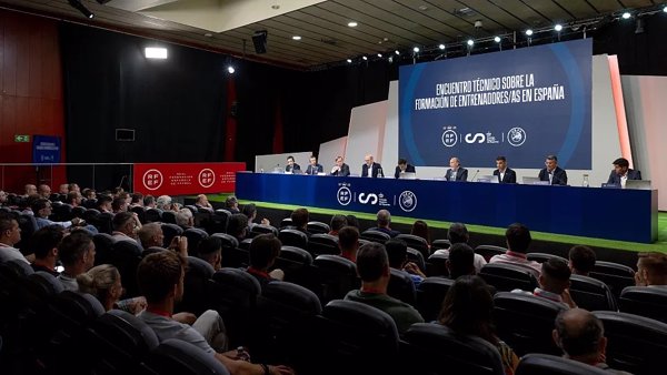 AMP. La RFEF creará un grupo de trabajo junto al CSD para abordar la formación de entrenadores en España