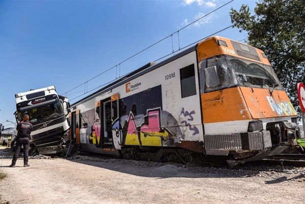 Restablecida la R3 entre Centelles y Vic (Barcelona) tras 22 horas de corte por el accidente con un camión