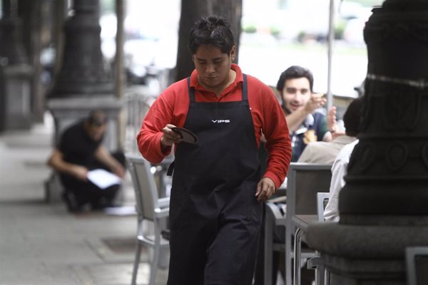 La facturación del sector servicios aumenta su impulso en mayo al 3,2% y encadena 14 meses de alzas