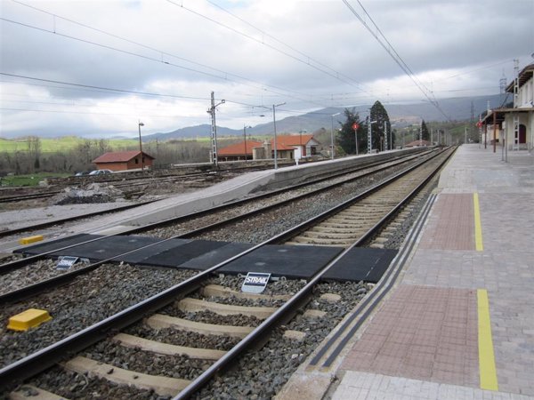 Un Cercanías arrolla a un toro en Cantabria y corta dos horas el servicio de trenes