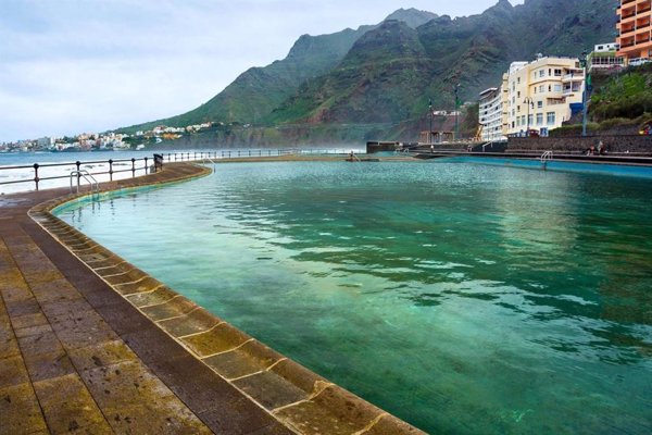 Un menor, en estado grave tras ser rescatado en unas piscinas en Tenerife