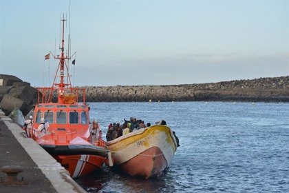 Caen más de un 41% las llegadas irregulares de migrantes a Canarias y aumentan más de un 16% a la Península y Baleares